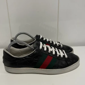 Gucci skor - Hej! Säljer nu dessa super snygga Gucci skor. Skorna är i grymt skick. Bara skorna medföljer vid köpet