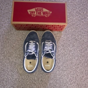 Vans  - Storlek 39, säljer då de inte kommer till användning. De är i snygg blå mocka. Pris kan sjunka vid snabb affär. 