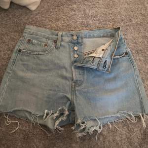 Jeansshorts från levi’s ♥︎ helt oanvända då de är lite för stora, perfekta till sommaren! Osäker på storlek midjemått rakt över 38 cm. Använd gärna köp nu ♥︎