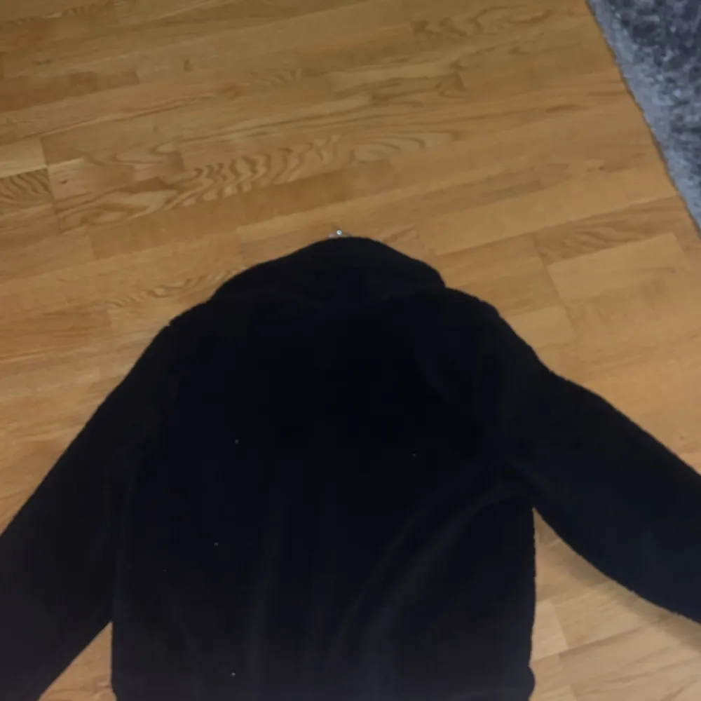säljer en fin vårjacka som jag köpte för ungefär 1 år sen på h&m, aldrig använt den utan bara testat. Takit.