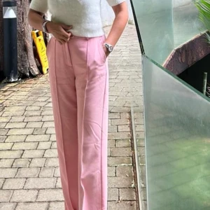 Tröja - en härlig mjuk tröja med feminin touch. En rosé på framsida och tjusiga pärlknappar på baksidan. Märke: Topshop Storlek:40 - L Den är lite nopprigt som man kan fixa med en luddborttagare  Jag har aldrig testat och inte tvättat den heller. ( handtvätt