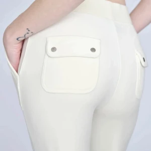 juicy couture set vit - Säljer mitt vita juicy couture set, sättet är 2 år gammalt men inga skador förutom j märket tröjan på dragkedja, har prislappen kvar dom är köpa på jackie.