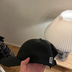 Rains keps - Säljer den här as coola vattentäta kepsen från rains. Knappt använd. Skriv om du har frågor! Pris ej hugget