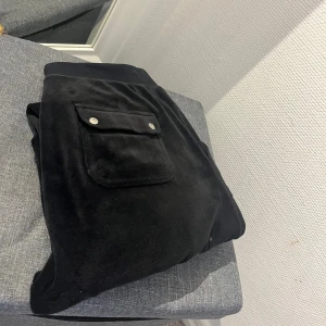 Svarta juicy byxor - Säljer svarta juicy byxor då dom är för stora för mig. Använda fåtal gånger och är i storleken M. Vid fler bilder eller frågor är det bara att höra av sig💕