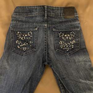 Supersnygga low waist flared jeans från & star. Jag skulle säga att den är  i storlek xxs, men i byxorna står det strl 158. Säljer de eftersom att de är för korta i benen på mig som är 172 cm lång. 
