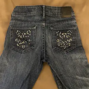 Supersnygga low waist flared jeans från & star. Jag skulle säga att den är  i storlek xxs, men i byxorna står det strl 158. Säljer de eftersom att de är för korta i benen på mig som är 172 cm lång. 