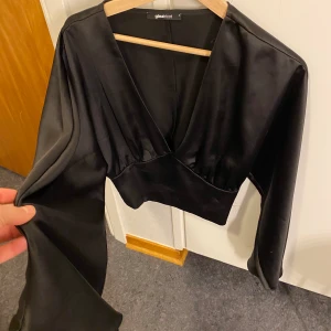 Långärmad blus  - Satin långärmad blus från Gina Tricot i mycket bra skicka 