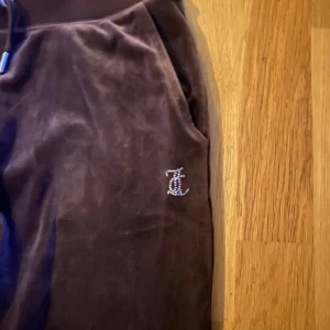 Juicy med text - Säljer dessa juicy byxor med text ❤️ i mycket nyskick, säljer pga att byxorna inte kommer till användning. Byxorna är i fint skick och har inga skador ☺️ byxorna är köpta från Nelly och är i storlek xs. jag säljer byxorna för 900 och man står för frakten🫶