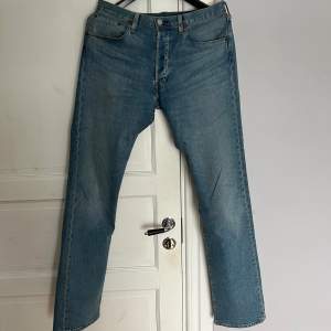 Säljer dessa Levis jeans i modell 501, okej skick!  W32/L34