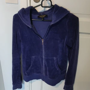 Juicy couture tröja - Säljer min jättefina vintage juicy couture tröja. Diameterna på ryggen har tyvärr lossnat då den är väldigt gammal. Det står att det är storlek M men känns mer som en XS/S. Kan tänka mig gå ner lite vid snabbt köp