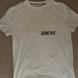 Unik Tommy Hilfiger T-shirt. Perfekt att ha till sommaren! Storlek S men passar definitivt M