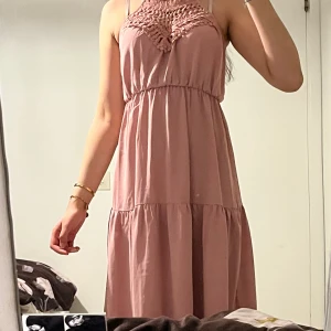 Rosa klänning  - En lång rosa klänning som är jätte bra för sommaren. Jag använder aldrig den så den är precis som ny❤️🎀