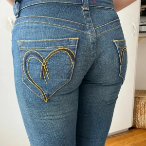 Low waist jeans  - Trendiga low waist med broderade fickor. 