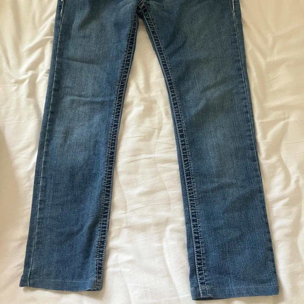 Jättefina true religon jeans som är köpta secondhand men tyvärr för korta för mig som är 171 cm lång. Mått: innerbenslängden: 70cm Midjan mitt över: 41 cm. Jeans & Byxor.