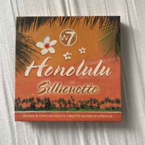 W7 honolulu palett - Haft i ungefär ett halvår men har slutat använda då jag inte tycker om hur den lägger sig på mitt ansikte. Det vita pudret är mest använt men palettem är i sig väldigt hållbar och håller länge