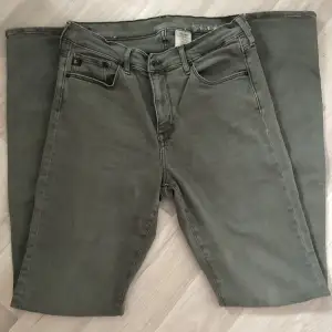  Jättefina midwaist utsvängda jeans i grå färg köpta från märket & Denim💗