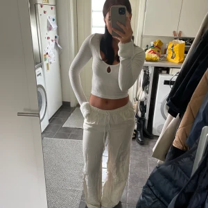 Lågmidjade linnebyxor - Lågmidjade linnebyxor från Nelly som är perfekt till sommaren! De är knappt använda och har inte defekter.