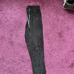 Mjukisbyxor  - Mjukisbyxor i sammet från Only! Knappt använda, jättemjuka o sköna. Stora i strl. Pris diskuterbart. ❤️🤗