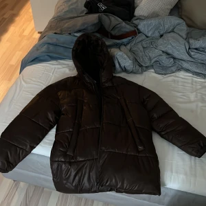 Pufferjacka weekday - Oversized brun pufferjacka, varm, något stor i strl, strl M