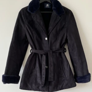 Vintage mockajacka med päls - En vintage mockajacka med blå fuskpäls på kragen och ärmarna och skärp i midjan! Fuskpälsen går ner över hela ryggen på insidan, resten är fodrad.