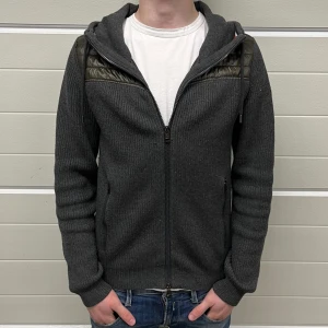 Moncler cardigan  - Moncler cardigan size S. Cond 8/10. Nypris 8999kr, säljer för 3399kr. No og men givetvis äkta. Färgen grå med gröna detaljer, sjukt snygg!