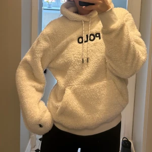 Polo tröja - Använd ett fåtal gånger, väldigt mjuk tröja 💘