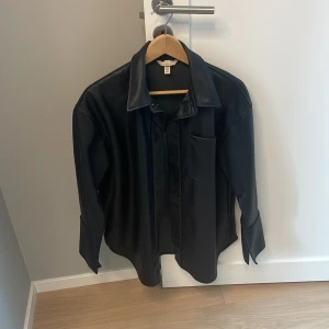 Skinn skjorta/ jacka  - I fint skick med knappar, tunn i modellen