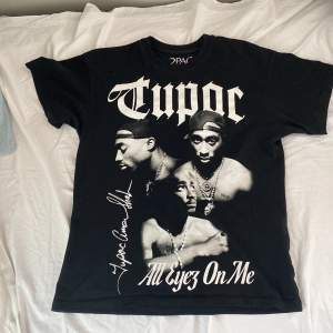 2pac tshirt jätte fin skick,XS men passar S mer.köpte för 250 och vill sälja den för 150kr