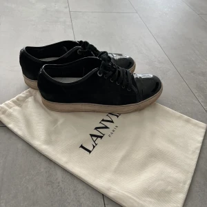 Lanvin - Kollar intresset på ett par lanvin i storlek 43/44, skick 7/10. Pris kan diskuteras men kan även vara intresserad av byte av ett par andra skor i 43👍