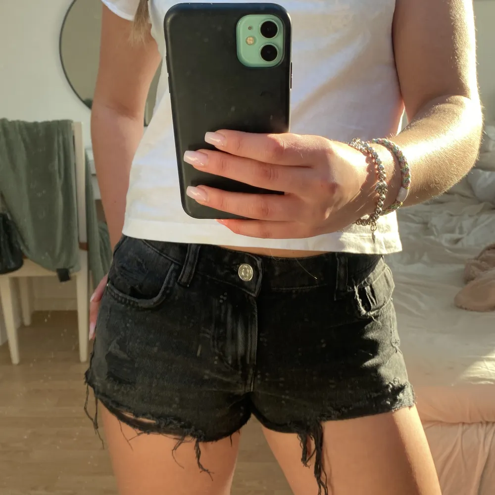 Säljer ett par ursnygga svarta lowwaist shorts från Zara!🤩 Köpta här på plick men var tyvärr för korta för mig😔😢 bara att skriva om det önskas fler bilder/info💞💞. Shorts.