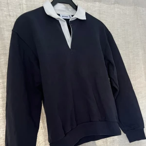 Weekday tröja - En tröja från Weekday med krage i storlek S herr!  Kan jämföras en M i damstorlek