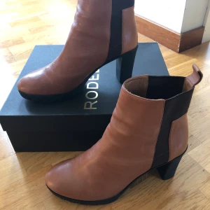 Stövletter, Rodebjer - Stövletter från Rodebjer. Endast provade och således i väldigt fint skick. 