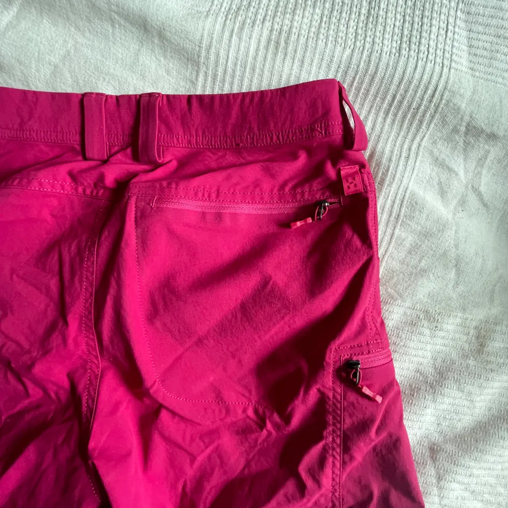 Hallonröda friluftshorts från Haglöfs säljs. Stretchigt material och fint skick. . Shorts.