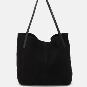 Väska  - Superfin väska i mocka liknande material, nypris 600kr 