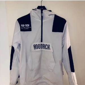 Hoodrich Jacka - Köpt: JD sports Skick: 8/10 Skador: Inga 
