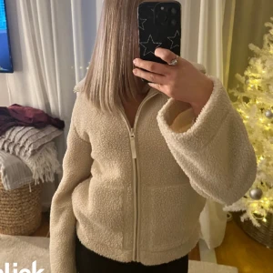 Tröja - Säljer min så sköna tröja från hm då den inte kommer till användning💕 inte mina bilder!! Om du har några frågor eller vill ha fler bilder skriv!😇