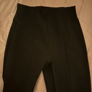Byxor - Knappt använda byxor från Zara. Tighta med en slits vid foten