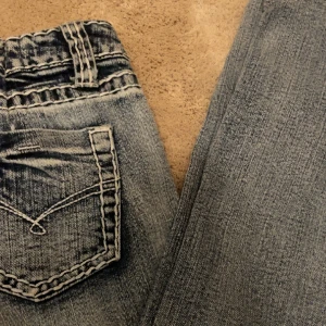 Lågmidjade jeans🥂🪩 - Ett par Lågmidjade jeans med vita sömmar. De är dock insydda men det syns inget. Jag säljer för att jag köpte de på Plick men de passade mig inte! Midjemått: 36cm Innerbens längd:80cm🩵