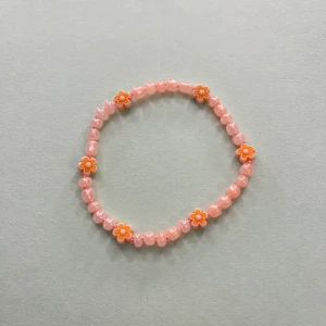 Armband  - Handgjorda armband 1 st för  10kr, köp 3 st för 20kr ☺️