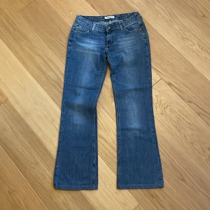 Lågmidjade bootcut jeans 572 Levis - Ett par lågmidjade utsvängda jeans från märket Levis. Midjemått runt hela- 78cm. Innerbenslängd- 78cm. Totallängd- 100cm. Vintage storlek 30/34 men skulle säga att de passar M/38. Har inga bilder med jeansen på! Som nya Inga defekter💓