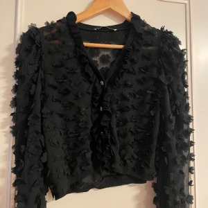 Säljer denna snygga blusen ifrån zara i storlek S😻 - BRA SKICK, den är svart. Bekvämt material. 