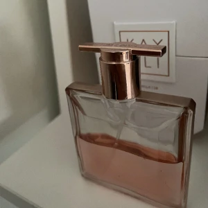 Lancôme parfym  - *  Idôle Aura Eau de Parfum. Ca 40% kvar  Säljes då den inte kommer till användning längre, kan köpas ex. Om man är nyfiken på att testa doften utan att köpa en hel flaska🥰