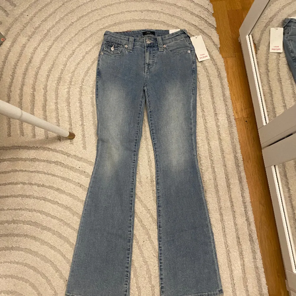 Supersnygga ljusblå midrise/lowrise bootcut jeans från True Religion. Jeansen är i storlek 26 och är helt oanvända med lappen kvar. Midjemåttet är 35cm x 2, samt innerbenslängden är 82cm. Nypris är $149 vilket motsvarar ca 1520kr💓. Jeans & Byxor.