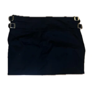 Kjol - Svart kjol med spännen Bra skick 