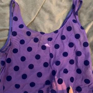 Genomskinlig topp - Genomskinlig blå topp med prickar. Bekväm och passar utmärkt till sommaren! 