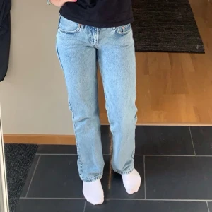 WEEKDAY arrow jeans  - Super snygga lågmidjade jeans från WEEKDAY.  Modell- arrow low straight jeans💕 Storlek W 26 L 32 Nypris- 590kr  Säljs för 150kr