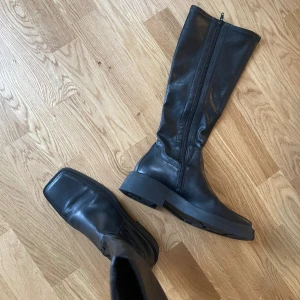 Vagabond  - Hej säljer min fina Vagabond stövlar för 850kr har köpt för 2499kr. Tog på mig stövlar i ett par gånger. Finns att hämta i Alingsås kan ta med mig även till Borås. Pm vid intresse🌼