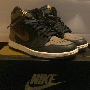 Jordan 1 high mocha - Det är ett par Jordan 1 high i storlek 40 och är använda tre gånger riktigt bra sko dom är 100% äkta och dom är riktigt fina kan sänka priset via snabb affär 