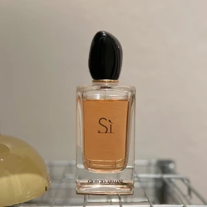 ArmaniSÌ Eau De Parfum 100ml - Gi Giorgio Armani Sì Eau de Parfum Tre doftnoter: svartvinbärsnektar, modern cypress och ljus trämusk med inslag av doften av fresia och mairose.  Knappt använd, kanske är 90 ml av 100ml kvar!  Nypris 1200kr