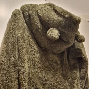 kawaii jacka - Kawaii och cute! Så söt, och rolig som möjligt! En varm tröja-jacka för en charmig person! Mått: bröstomfång 92 cm, längd 55 cm. Storlek S. Ärmlängd 59 cm. Huva med söta björnöron. Väldigt mjuk. Jackan finns att hämta i Täby, på Täby Centrum.